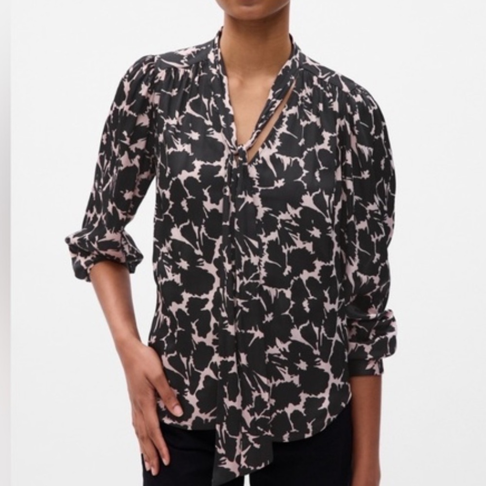 Gap Black and Off White Women's Tie front blouse, size Small